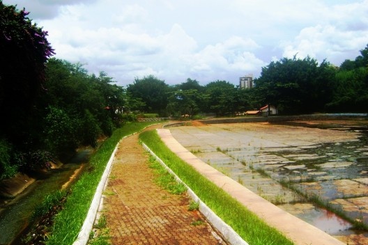 Caminho entre o Córrego da Cadeia e a Piscina desativada