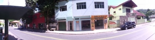 Foto 2 as edificações em frente ao terreno – reparar como as duas árvores que aparecem não são suficientes para amortizar sua heterogeneidade