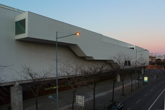 O Museu dos Coches visto da avenida Brasília