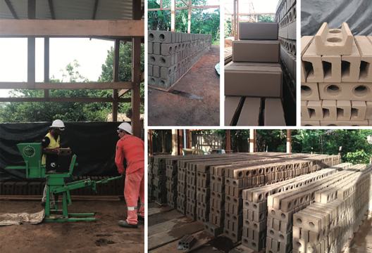 Centro de Referência Quebradeiras de Babaçu, processo de fabricação de tijolos ecológicos no canteiro de obras, Povoado de Sumaúma, Vitória do Mearim MA Brasil, 2022. Arquitetos Christian Teshirogi e Noelia Monteiro (autoria e coordenação) / Estúdio Flume
