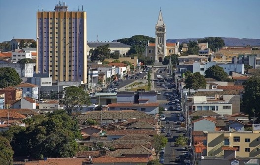 Praça da Avenida Antônio Carlos, valorização arquitetônica e urbanística da área central, Araxá, 2013. Gustavo Penna Arquiteto & Associados