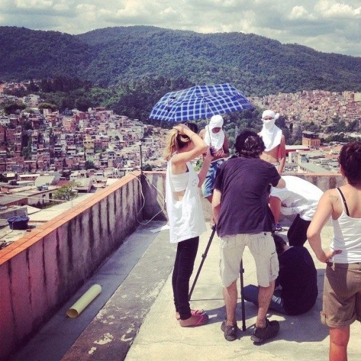 Cena das filmagens de Afeganistamos, direção e roteiro do Grupo Em Crise e Irmãos Guerra