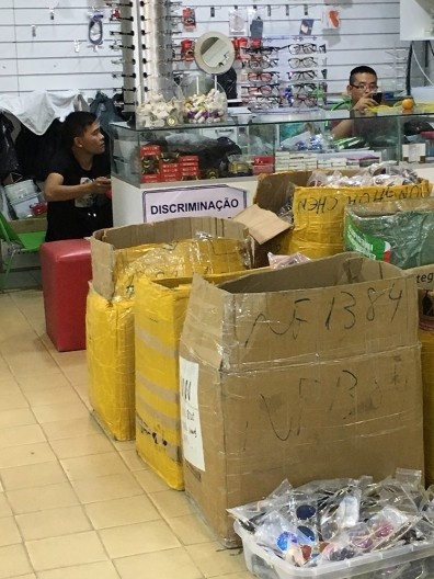Vigilância, padronização estética, desorganização e cansaço em comércios chineses em João Pessoa