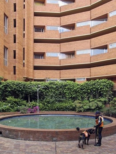 Torres Del Parque, plazoletas internas com espelho d´água. Arquiteto Rogelio Salmona