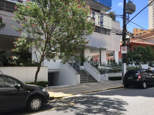 Elementos construtivos no recuo frontal de empreendimento com “subsolo aflorado”