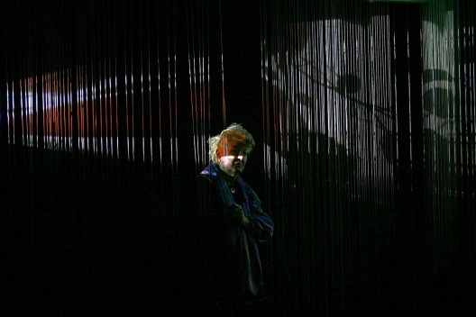 Marinella Pirelli diante de sua instalação Projeção sobre fios, 2007