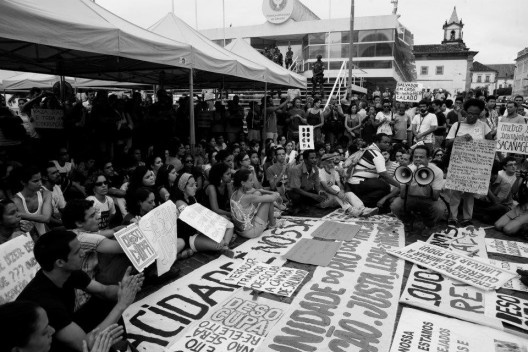 Passeata e ocupação da Praça Municipal pelo movimento Desocupa