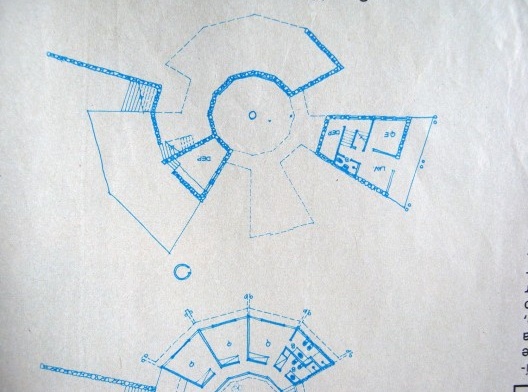 Residência Oswaldo Navarro Alves, demonstrativo de flexibilidade de projeto: comparação da planta atual com a planta de simulação de retirada e ampliação de ambientes