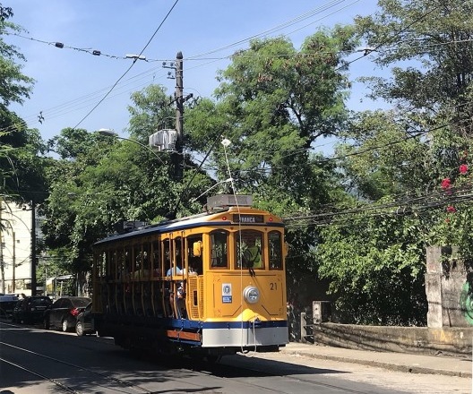 O bonde na parte alta da rua Almirante Alexandrino