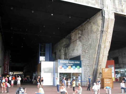 A entrada principal do Escal'Atlantic, possível com a retirada das paredes externas de duas docas. Ainda se nota claramente a espessura das paredes retidas e a profundidade da edificação