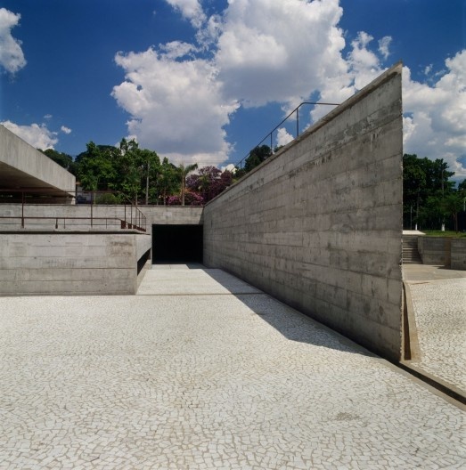 Museu Brasileiro da Escultura e da Ecologia — Mube, São Paulo SP, 1995. Arquiteto Paulo Mendes da Rocha