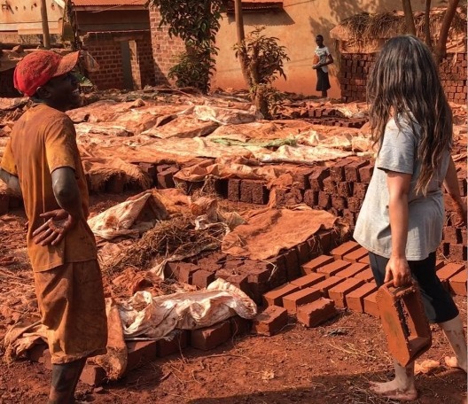 Juliards, morador local, ensinando Mariana a enformar a terra saturada