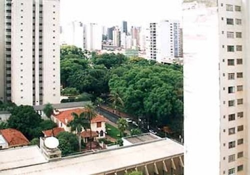 Praça XV de Novembro e o processo de verticalização do centro. Ao lado, na foto, a Biblioteca Altino Arantes (que foi residência de Sinhá Junqueira, grande produtora de café no início do século XX ): local de implantação do edifício anexo. Outubro 2001. U
