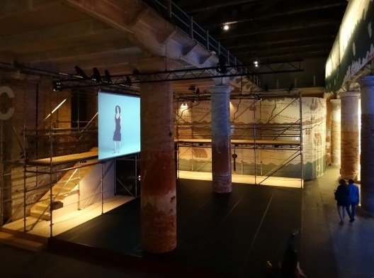 Exposição Monditalia, palco dentro da Corderie, Bienal de Arquitetura de Veneza