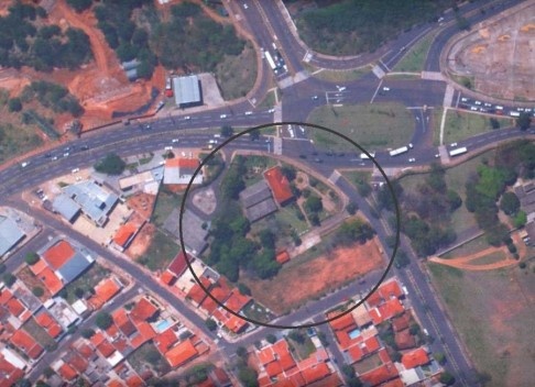 O Museu e a rotatória de grande fluxo de carros