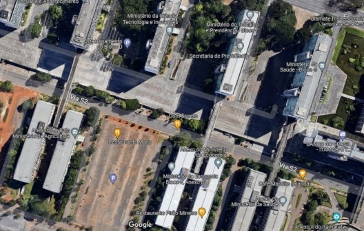 Via S2, as diferenças de cotas com o nível do gramado e as extensas superfícies que delimitam a forma da Esplanada