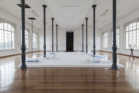 Linhas de força, 2019, blocos de gesso, gesso, guinchos, cintas de lona e cabo de aço, 50cm x 800cm x 1300cm. “Marcia Pastore: contracorpo”, Pinacoteca do Estado, 2019-2020