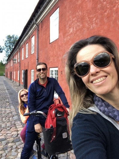 Percurso turístico familiar em bicicletas alugadas no próprio hotel. Nesta foto na fortaleza de Kastellet, uma das mais bem preservadas fortalezas do Norte da Europa, construída em forma de pentagrama em 1664