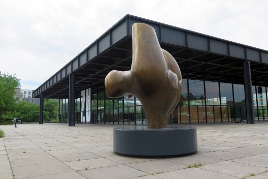 A Neue Nationalgalerie fechada (Zu) durante o início das obras de restauração, com a escultura em bronze O Arqueiro, de Henry Moore