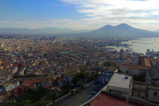 Vista a partir do Castel Sant’Elmo para o Centro Histórico com o Vesúvio ao fundo, Nápoles, Itália