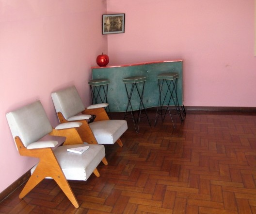 Detalhe de ambiente interior com mobiliário de época