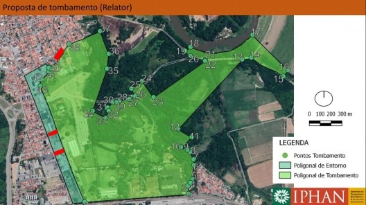 Poligonal de tombamento (verde claro e vermelho) e poligonal de entorno (verde escuro) proposta do Parecer Técnico n. 132/2020/COTEC IPHAN-SP/IPHAN-SP, folha 541, Processo de Tombamento. Em vermelho, três imóveis a ser incluídos na poligonal de tombamento