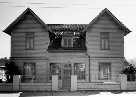 Sobrado Família Ritzmann, em Canoinhas SC. Construído no sistema “balão”, com tábuas horizontais e esquadrias de ferro e de madeira