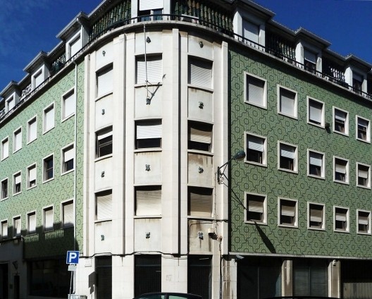 Prédio na Rua do Vale do Pereiro, Lisboa, 1946-1949. Porfírio Pardal Monteiro (arquitetura) e José de Almada Negreiros (revestimento em azulejo)