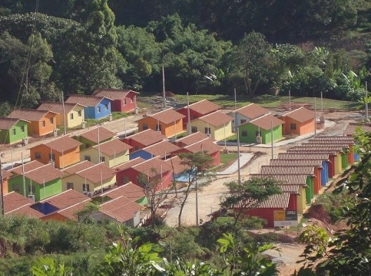 Casas construídas pelo PMCMV em Viçosa-MG. Diferenciação das residências por meio de cores distintas