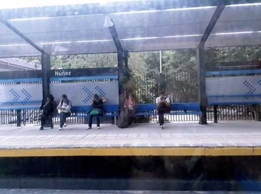 Estação Núñez com seus passageiros solitários, vistos do trem