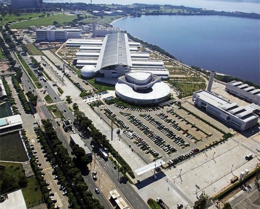 Centro de Pesquisas e Desenvolvimento da Petrobrás na Ilha do Fundão. Aos fundos, terreno originalmente destinado ao estádio olímpico permanece inocupado