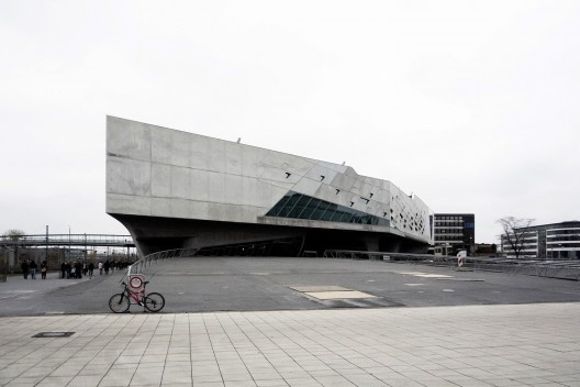 Phaeno Science Center, Wolfsburg, Alemanha, 2000-2005, arquiteta Zaha Hadid