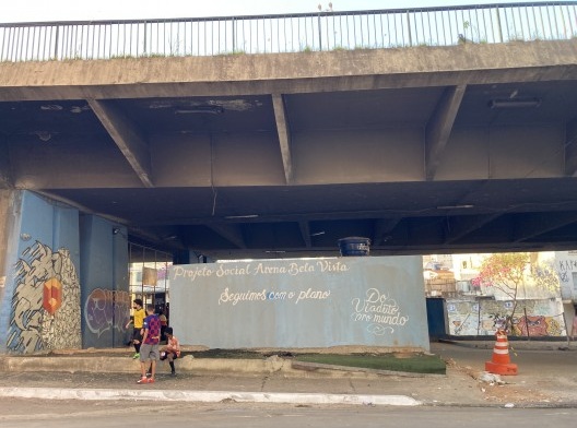 Baixo do viaduto Júlio de Mesquita Filho, projeto Arena Bela Vista com a mensagem “Seguimos com o plano: do viaduto pro mundo”, São Paulo