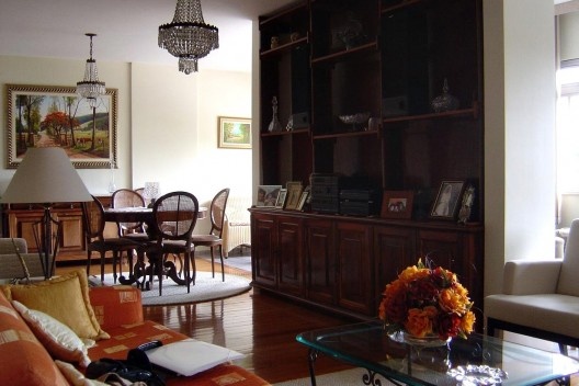 Edifício Villa Bella, sala e varanda.