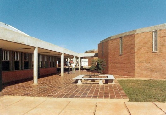 Faculdade de Tecnologia da UnB, fachada de bloco do conjunto, Brasília, 1975, arquitetos Adilson Macedo e Érico Weidle