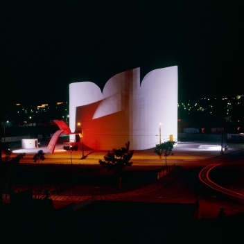 Teatro de Araras, arquiteto Oscar Niemeyer, 1995