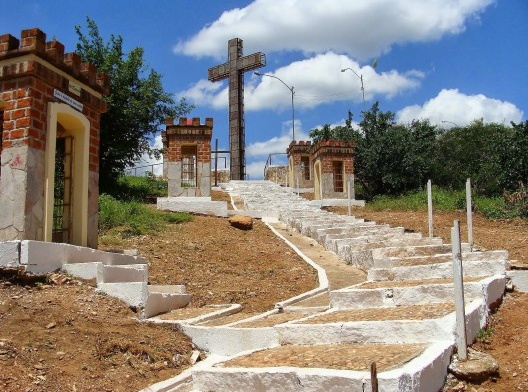 E também religiosa. Na escadaria que leva ao Cruzeiro, a Via Sacra...