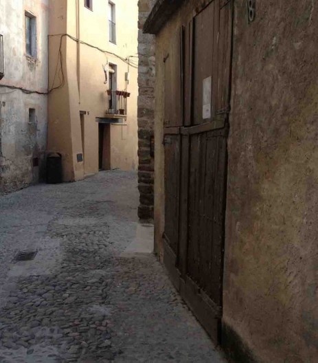 Vista de Besalu, edifícios antigos em arruamento medieval