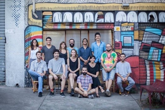 Coletivo Goma Oficina em frente a seu galpão na Rua Dr. Carvalho de Mendonça