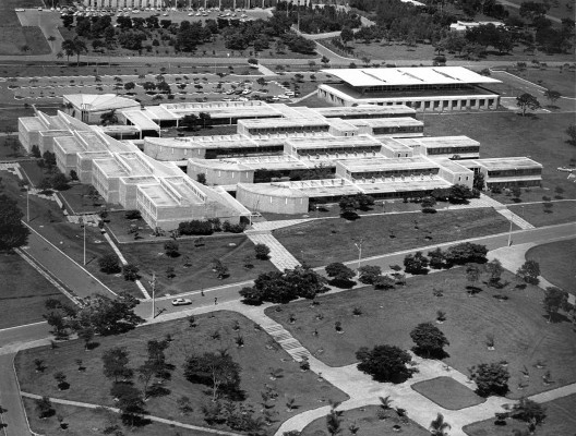 Faculdade de Tecnologia da UnB, vista aérea do conjunto, Brasília, 1975, arquitetos Adilson Macedo e Érico Weidle