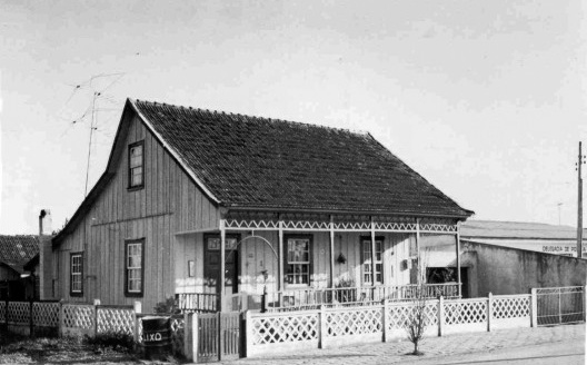 Casa na Rua Paranaguá, com tábuas verticais mata-juntadas, em três Barras SC