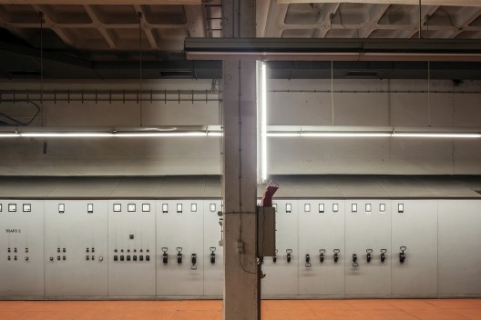 O quadro original de distribuição da energia de média voltagem de 1968 continuou em seu lugar como uma relíquia histórica; o novo sistema elétrico central e o sistema de controle foram colocados nas novas salas técnicas
