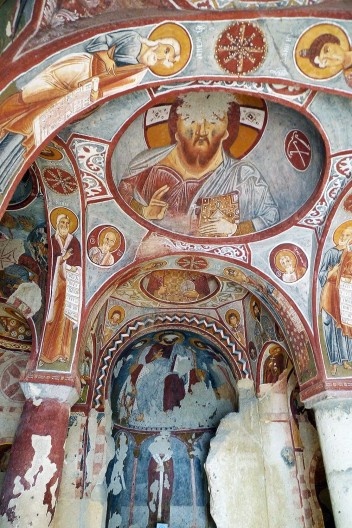 Vista interior da igreja cristã Elmali no Museu Aberto. Göreme, 2012
