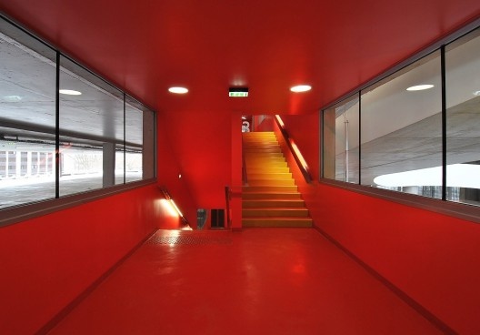 Edifício de Uso Misto, patamar de circulação vertical para pedestres, Grenoble. Arquiteto Hugues Grudzinski / GaP Studio