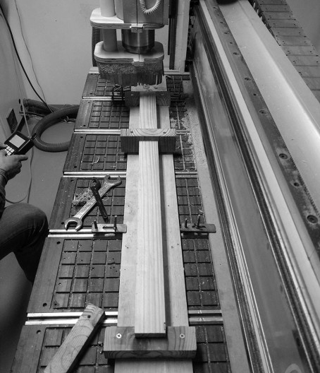Sistema 3: fixação do bloco em pinus autoclavado 1500x70x70mm na mesa da CNC Router