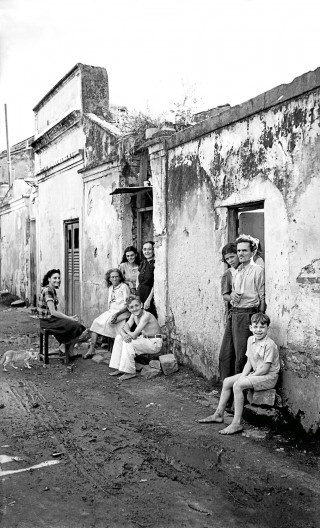 Pessoas em beco não identificado, Recife PE, 1944