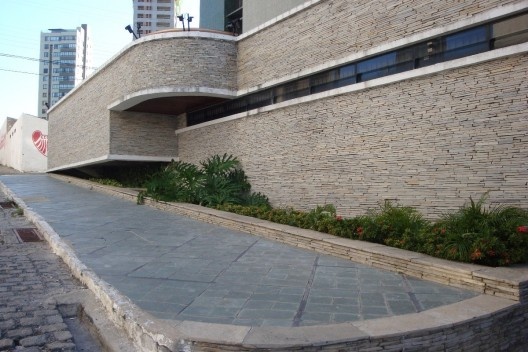 Arquitetura militarizada em bairros nobres de João Pessoa, embrutecendo a paisagem urbana