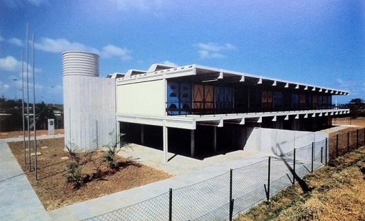 Escola do Centro Administrativo da Bahia, um dos exemplares da escola modular em blocos pré-moldados, Salvador. Arquiteto João Filgueiras Lima, Lelé