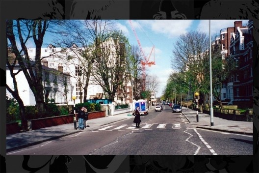 Cruzando a Abbey Road em Londres em 2001. Esta passagem de pedestre foi declarada recentemente Patrimônio Nacional