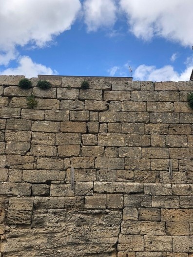 Enna. Aparelho Isódromo em muro do Palazzo Policarini